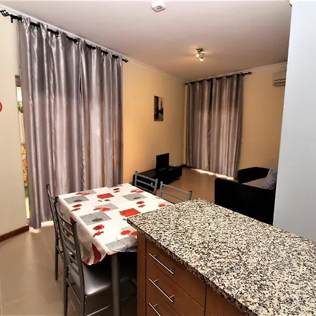 Oura Oasis דירה